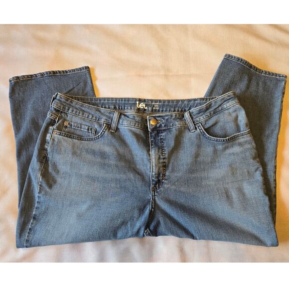 Women's LEE Midrise Regular Capri Fit Medium Wash Size 20 - Picture 2 of 6